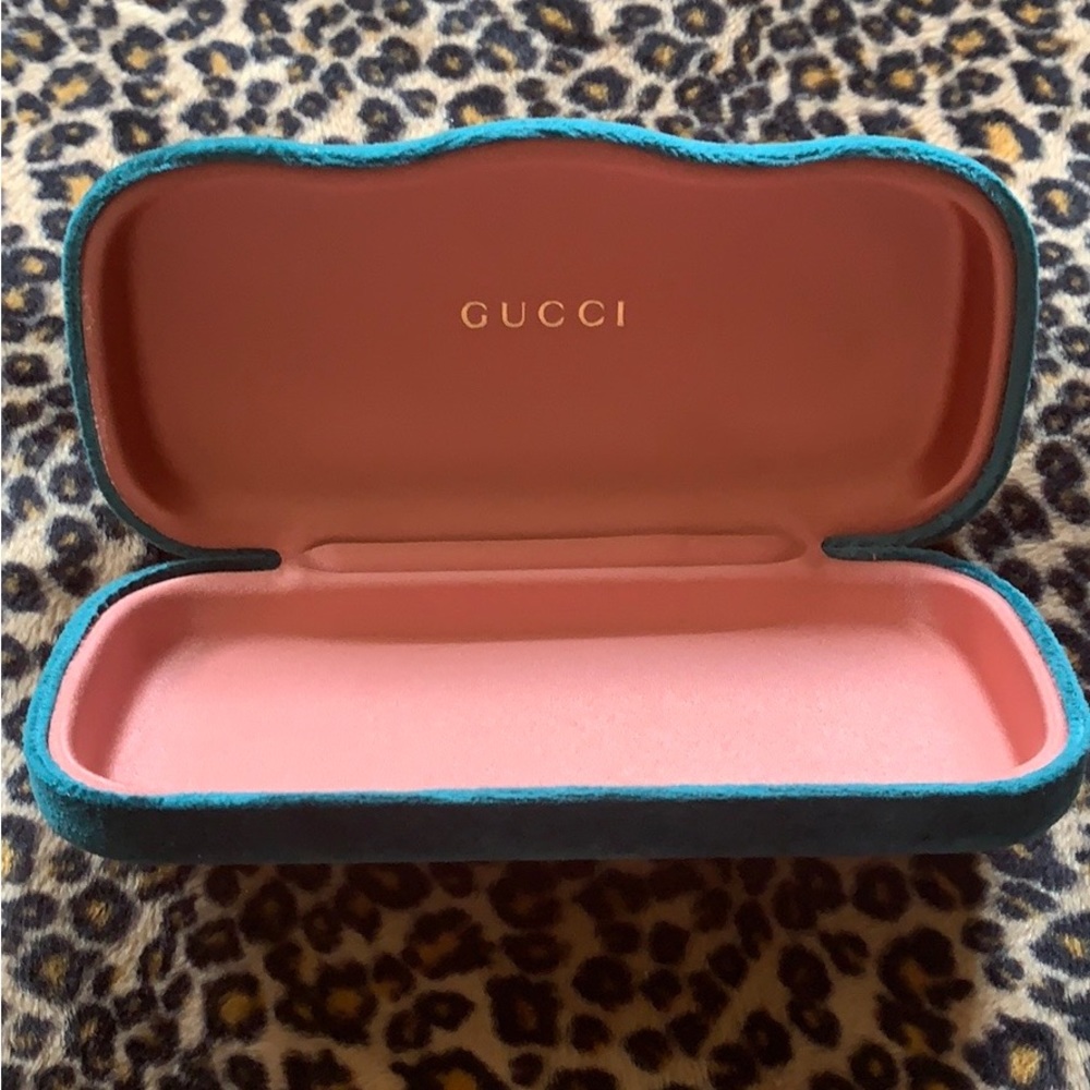 Green velvet Gucci sunglass case - Picture 3 of 3